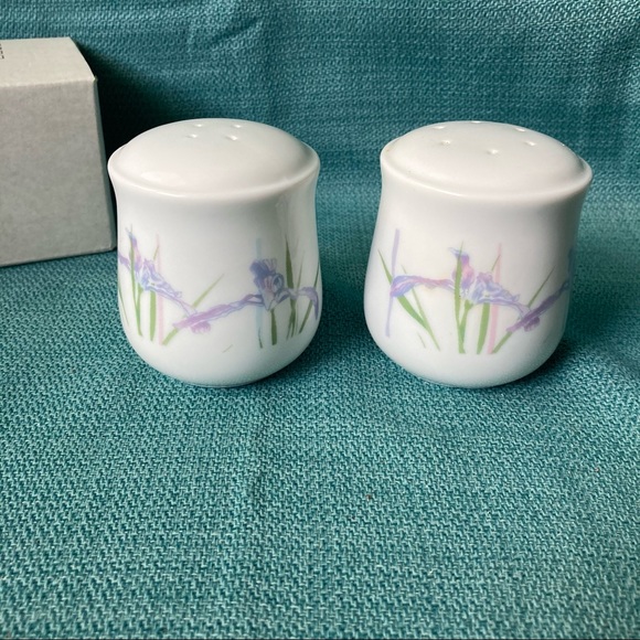 Corelle Decorated Salt & Pepper Shakers Pattern Shadow Iris Floral Design - Picture 2 of 9